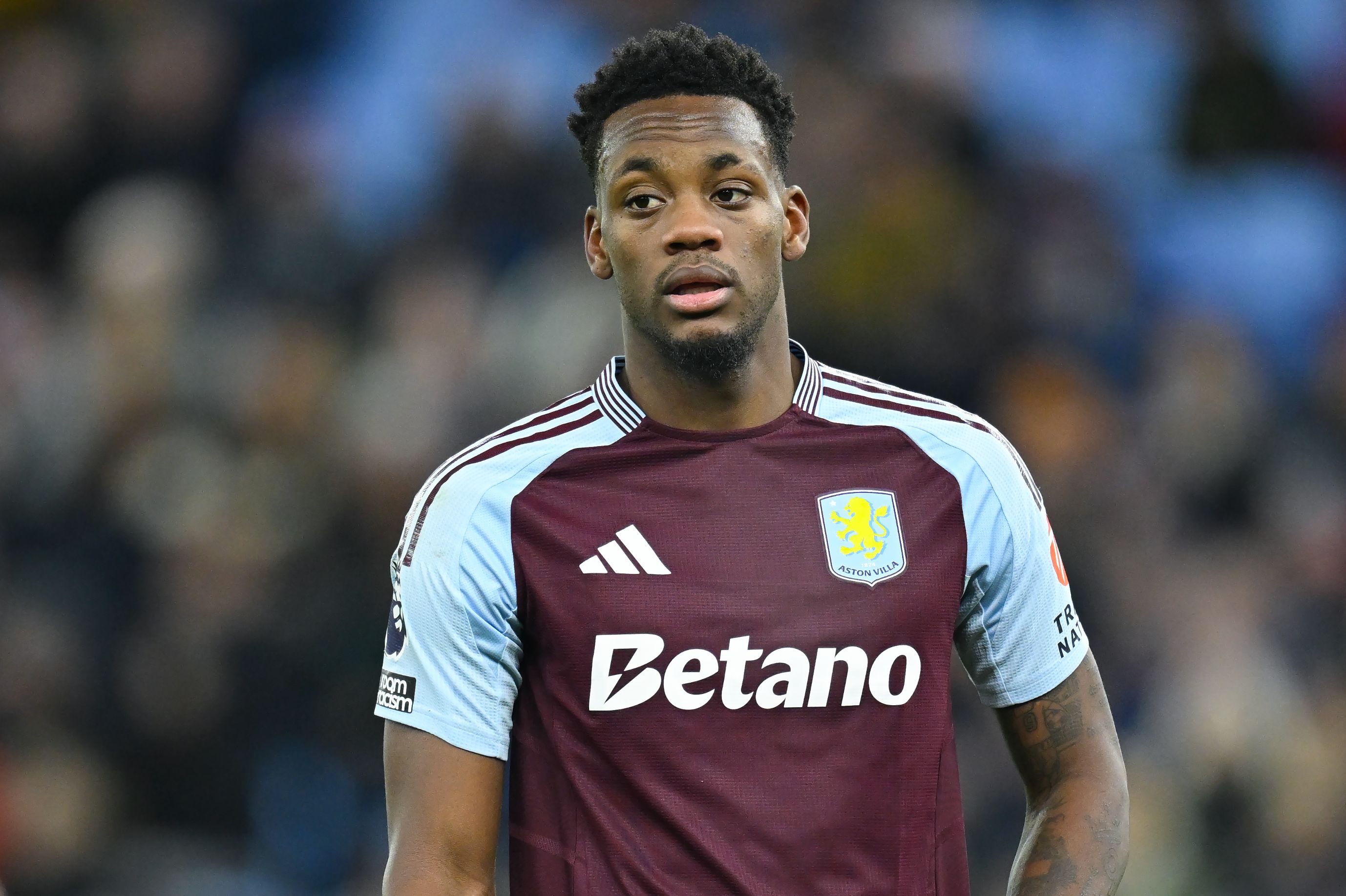 Jhon Duran in action for Aston Villa.