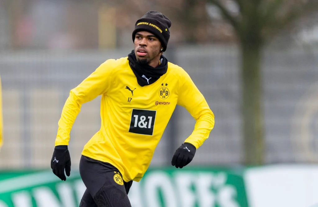 Carney Chukwuemeka trains for Borussia Dortmund.