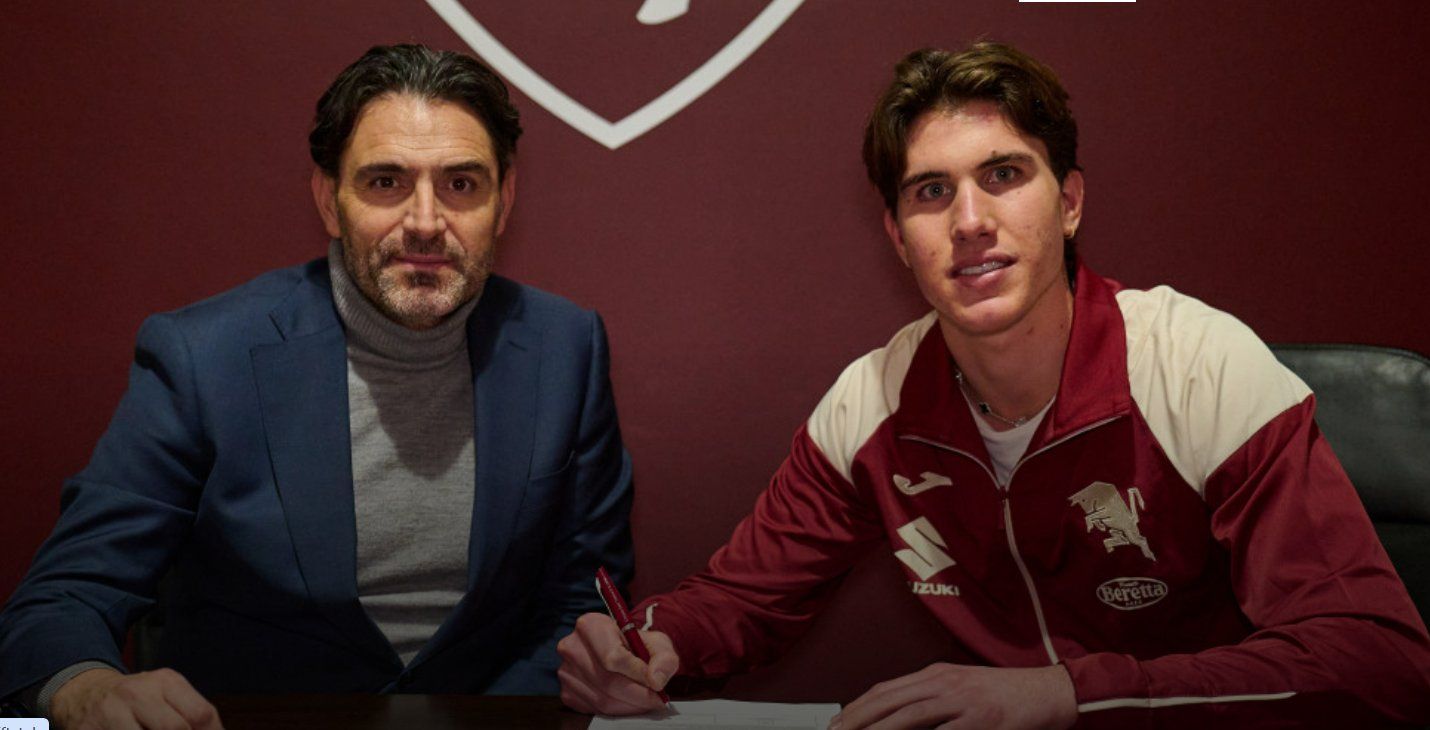 Cesare Casadei signs his Torino contract.