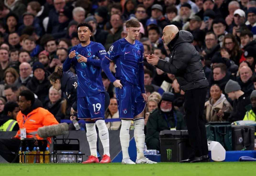 Enzo Maresca coaches Cole Palmer as Chelsea struggle. (Photo by Darren Walsh/Chelsea FC)