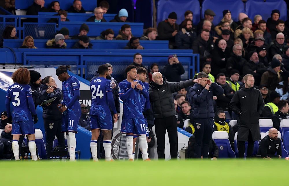 Chelsea players get sideline coaching from Enzo Maresca. (Photo by Darren Walsh/Chelsea FC)