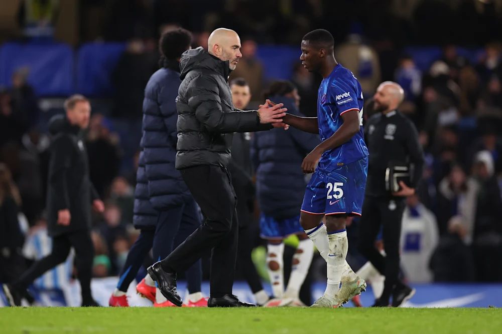 Moises Caicedo greets Enzo Maresca at full time.