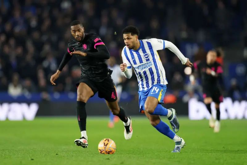 Tosin Adarabioyo races a Brighton attacker to the ball. (Photo by Darren Walsh/Chelsea FC)