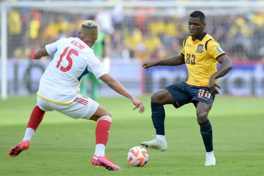 Moises Caicedo duels in midfield for Ecuador. (Photo by Rodrigo Buendia/AFP via Getty Images)