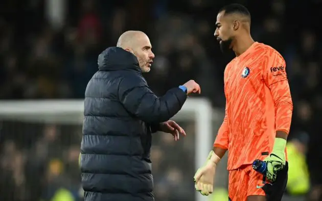 Enzo Maresca speaks to Robert Sanchez. (Photo by Chris Lee/Chelsea FC)