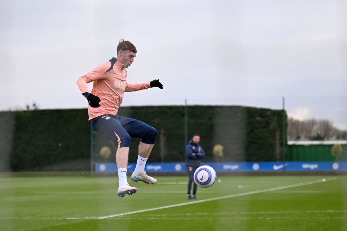 Cole Palmer trains with Chelsea after a muscular injury.