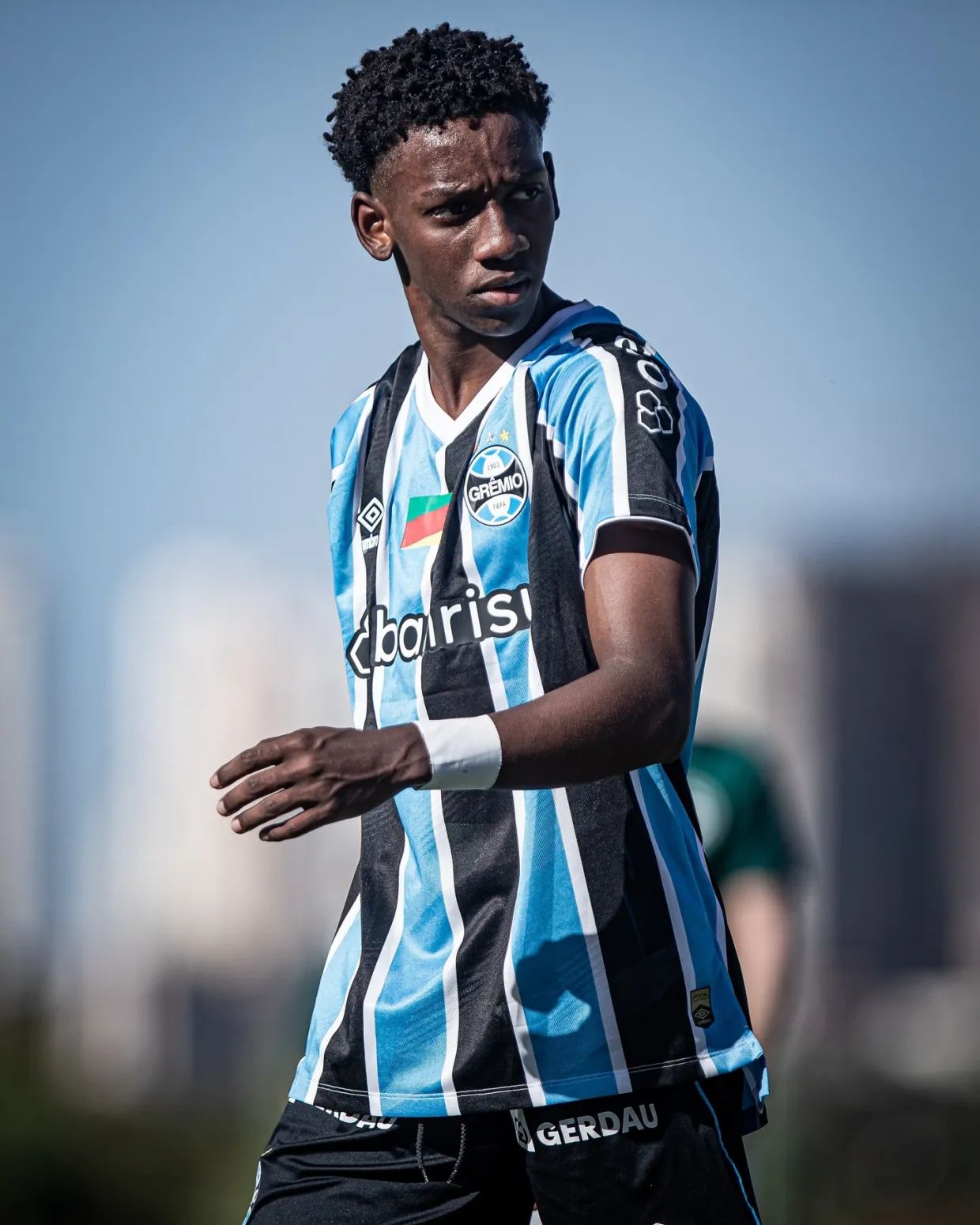 Gabriel Mec in action for Gremio.