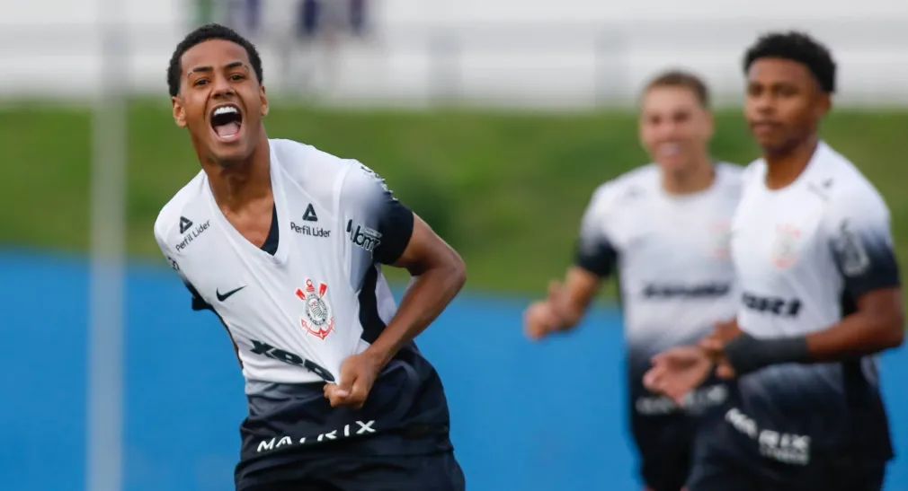 Denner Evangelista playing for Corinthians' youth teams.