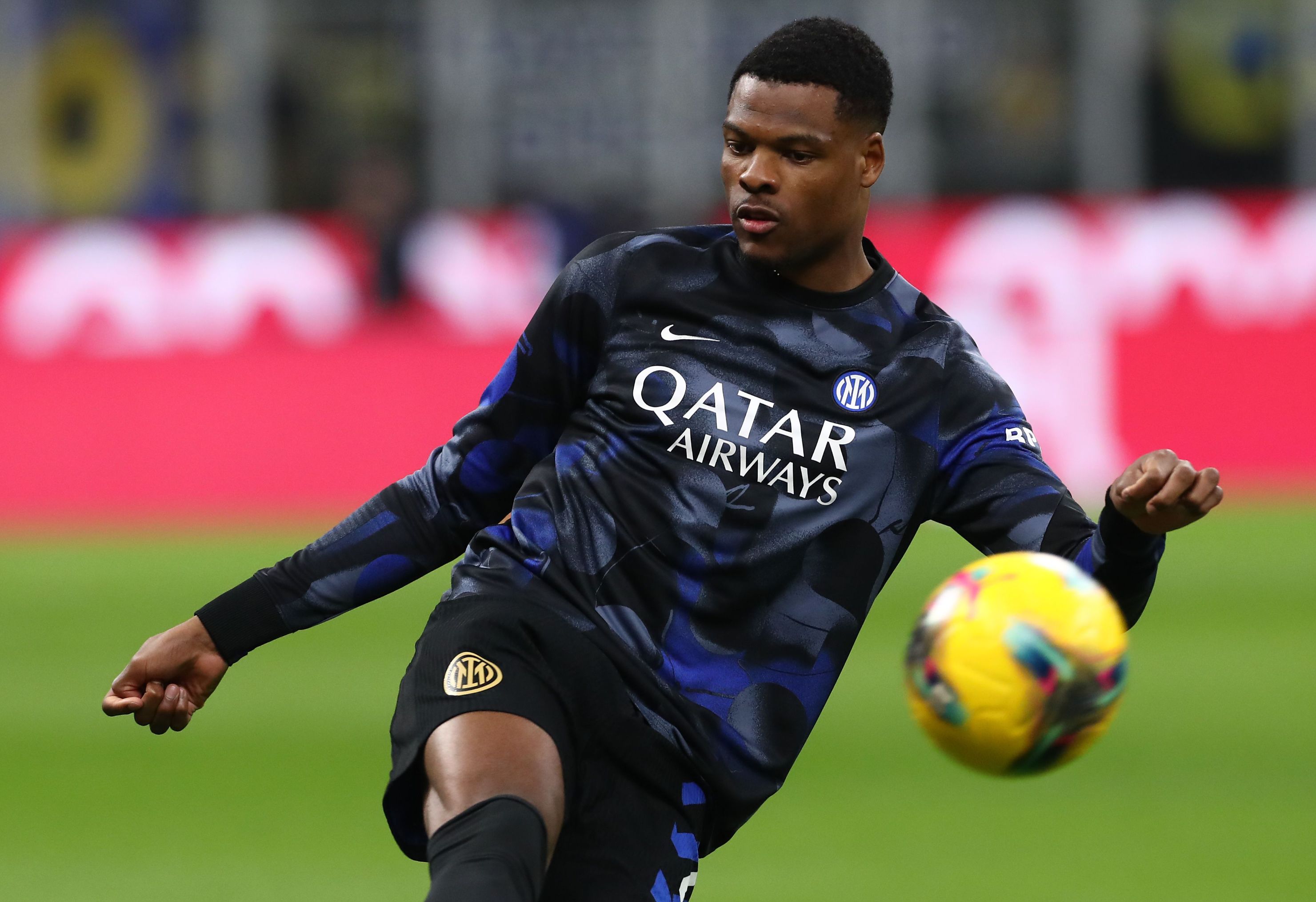 Denzel Dumfries warms up for Inter Milan.