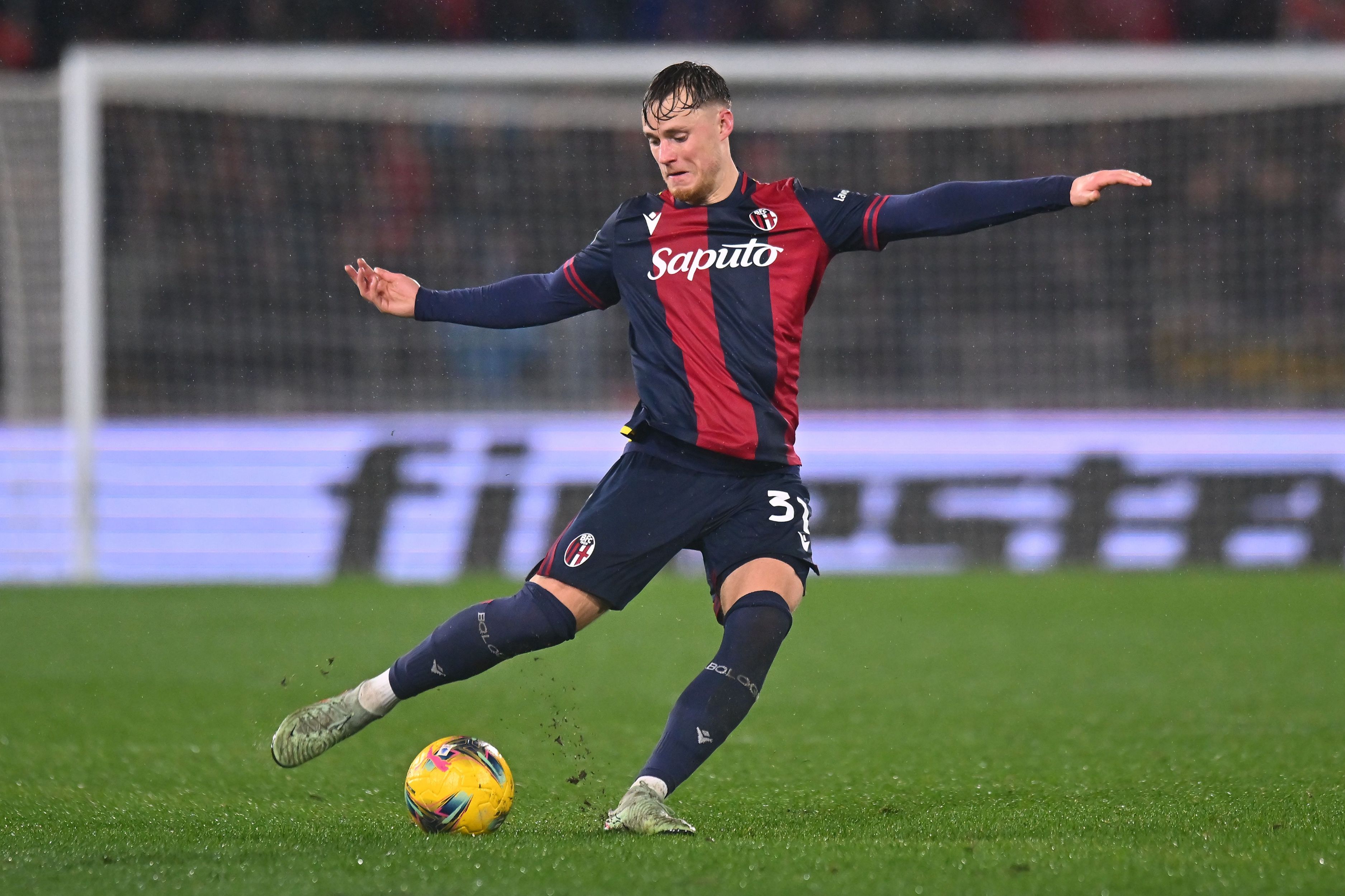 Sam Beukema plays a long ball out of defence for Bologna.