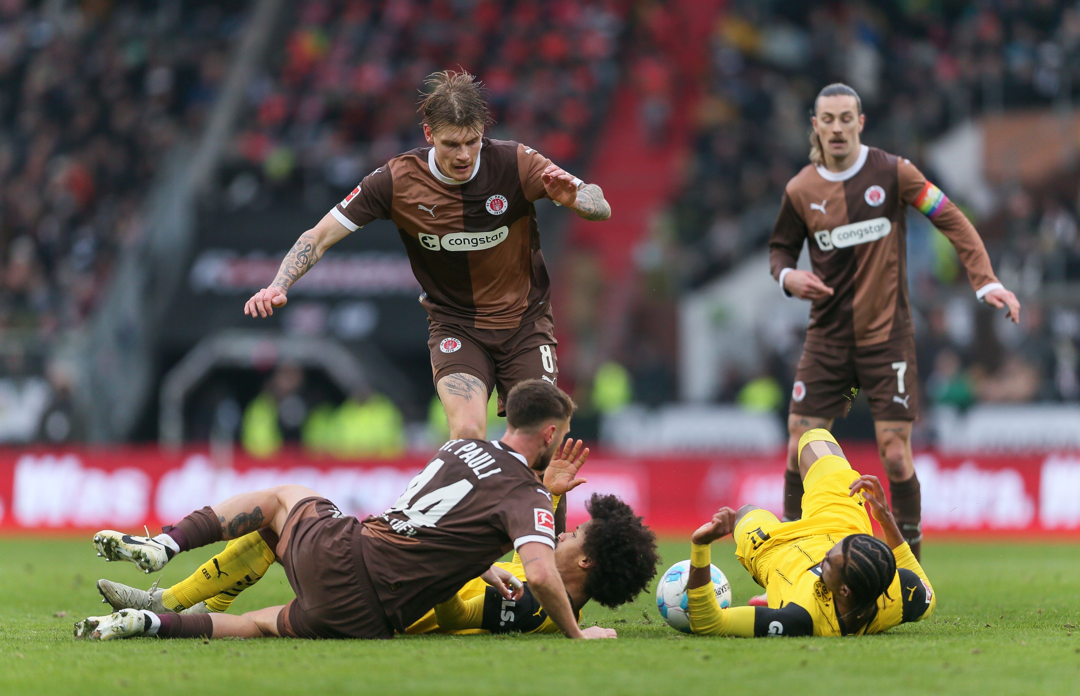 Carney Chukwuemeka fights for possession against St Pauli.