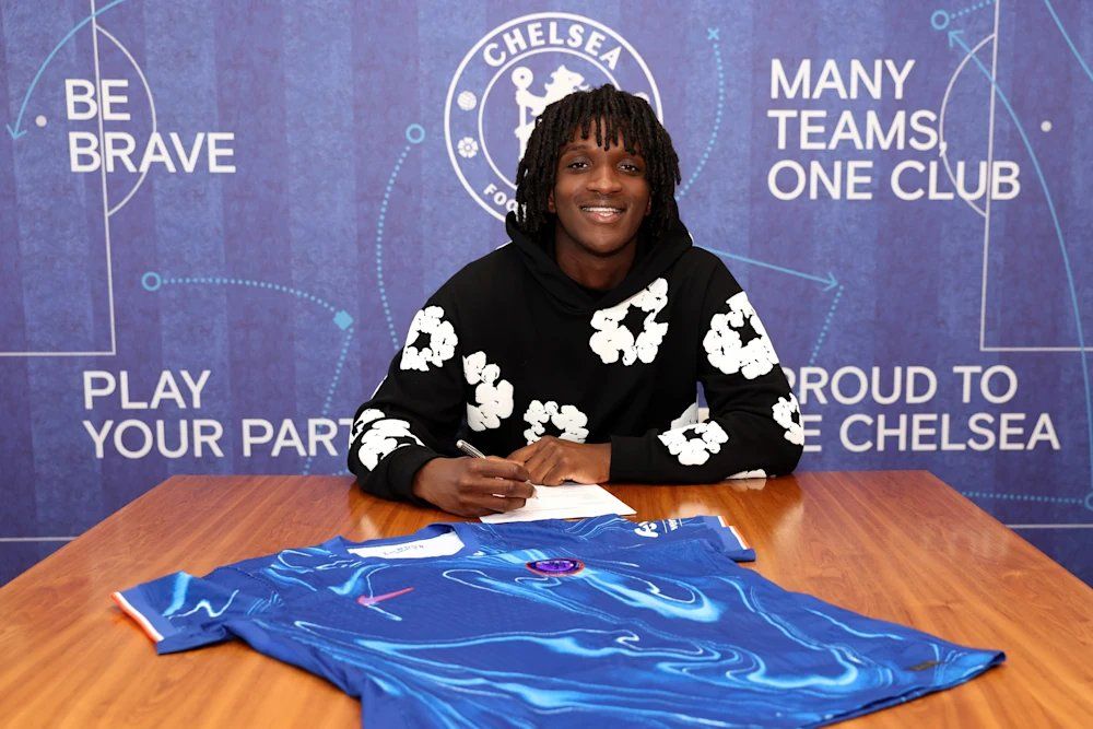 Shim Mheuka signs a Chelsea contract.
