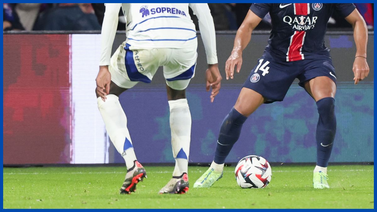 Mamadou Sarr defends against a PSG player.