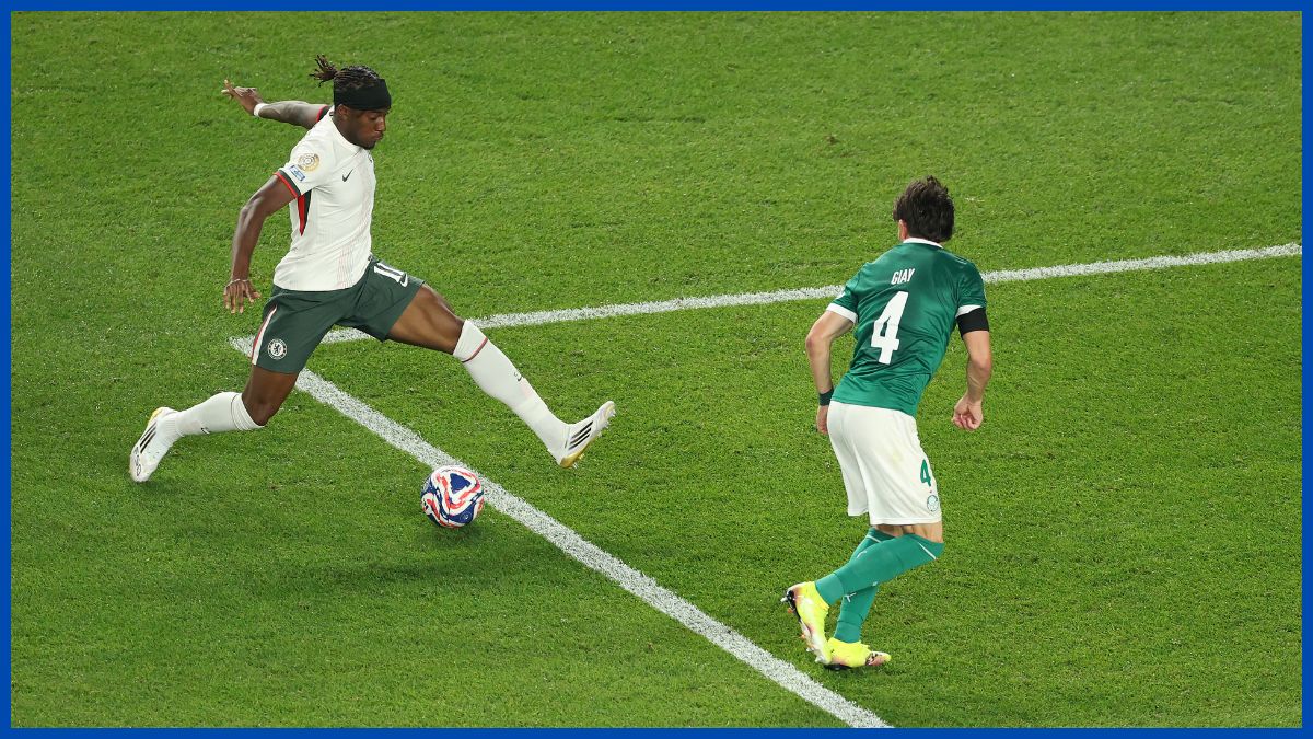 Noni Madueke attacks the Palmeiras box.