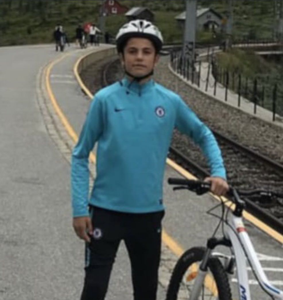 Alejandro Garnacho in a Chelsea training shirt.