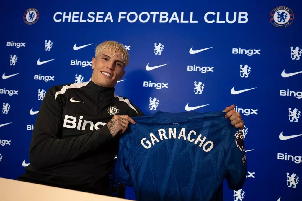 Alejandro Garnacho holds up a Chelsea shirt.