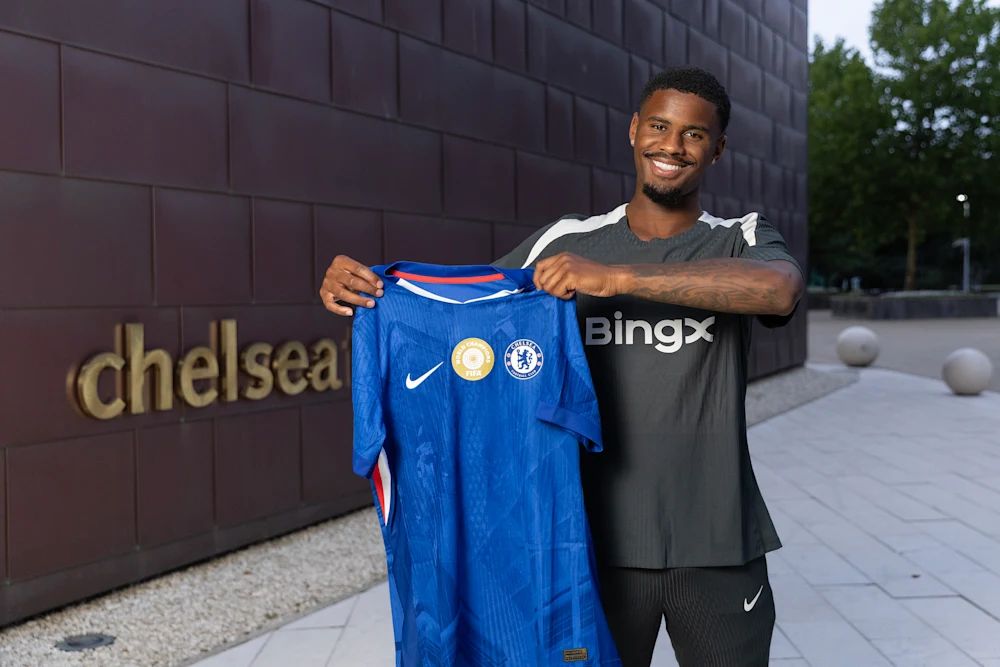 Jorrel Hato with a Chelsea shirt.