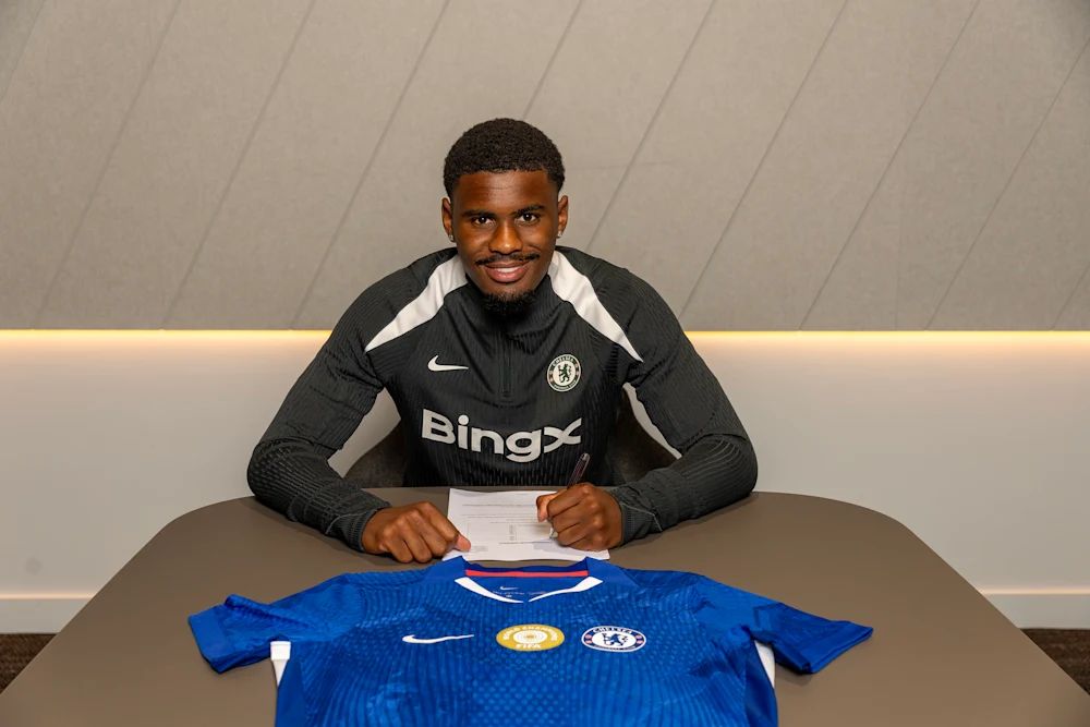 Jorrel Hato signs his Chelsea contract.