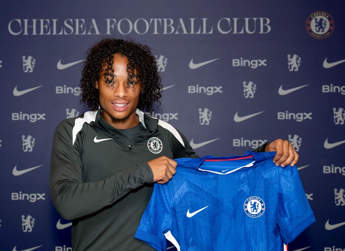 Kiano Dyer holds up his new Chelsea shirt. (Photo by Darren Walsh/Chelsea FC)