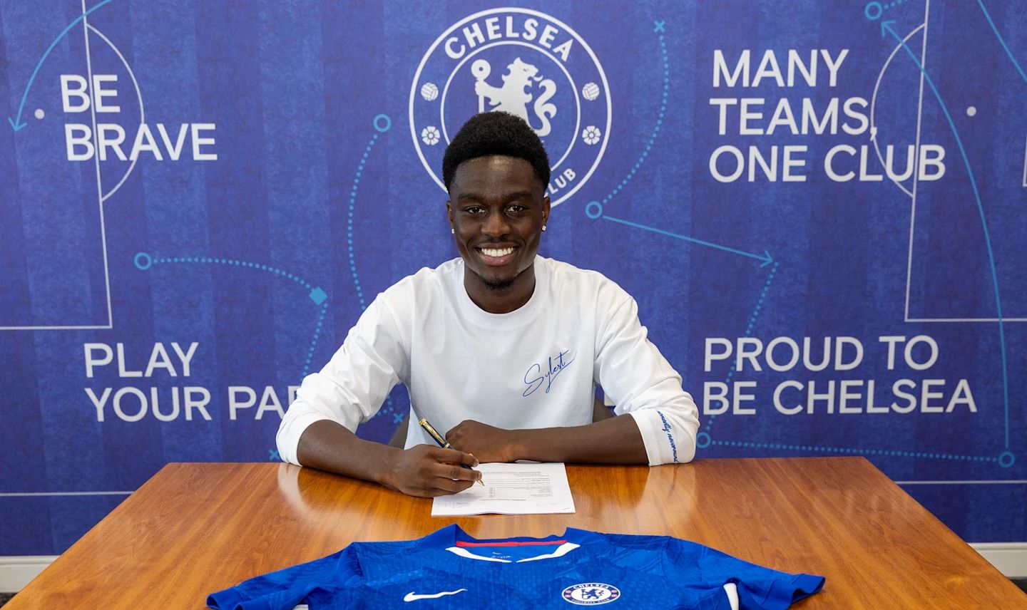 Genesis Antwi signs a new Chelsea contract. (Photo by Darren Walsh/Chelsea FC)