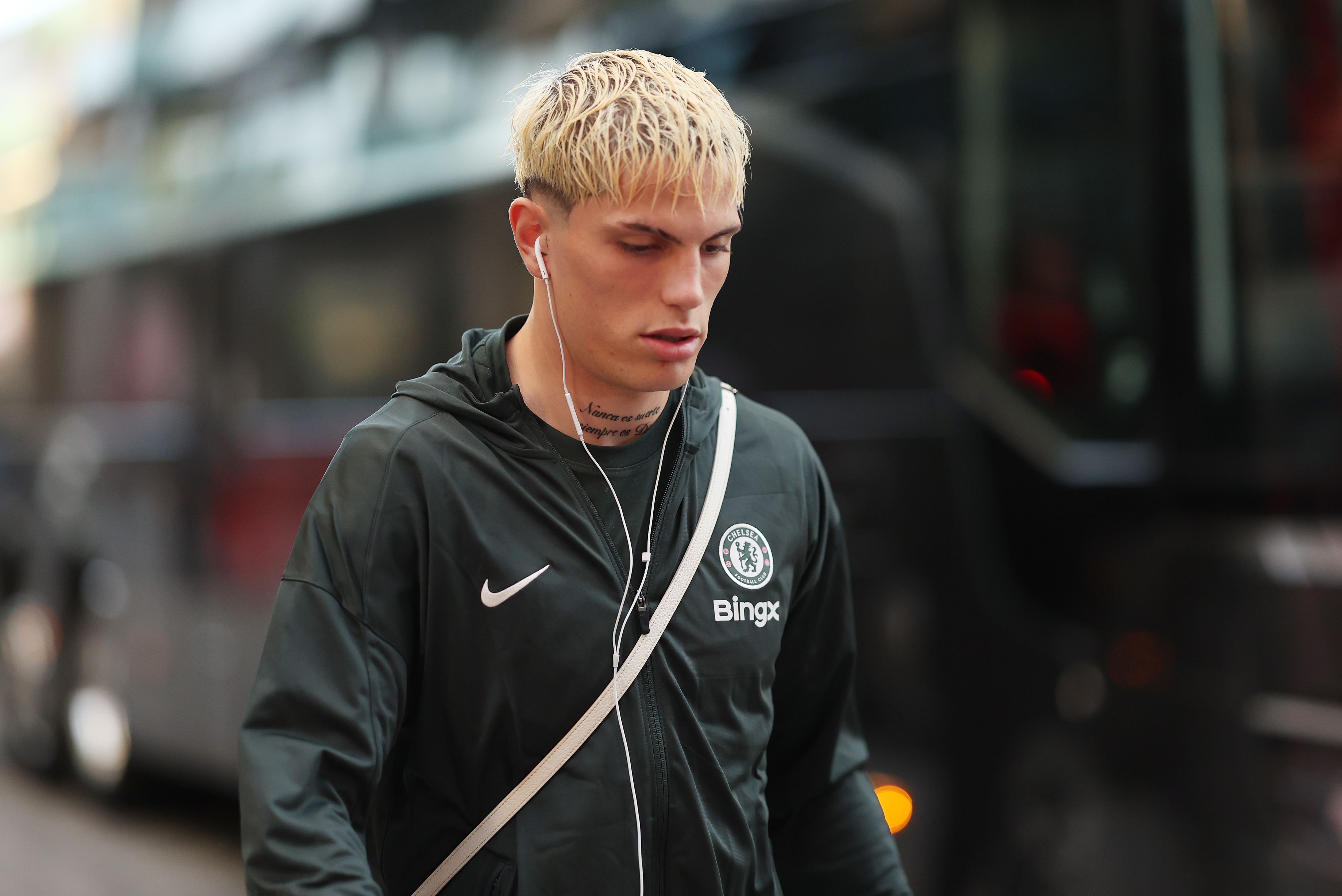 Alejandro Garnacho arrives for his Chelsea debut.