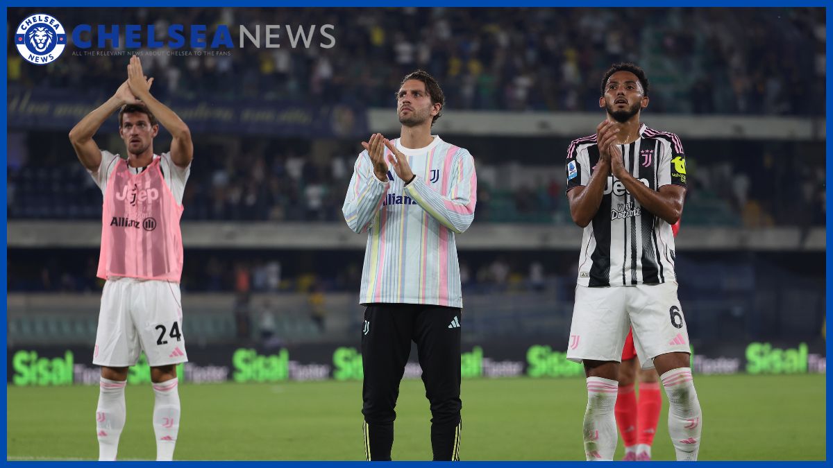Manuel Locatelli applauds the fans.