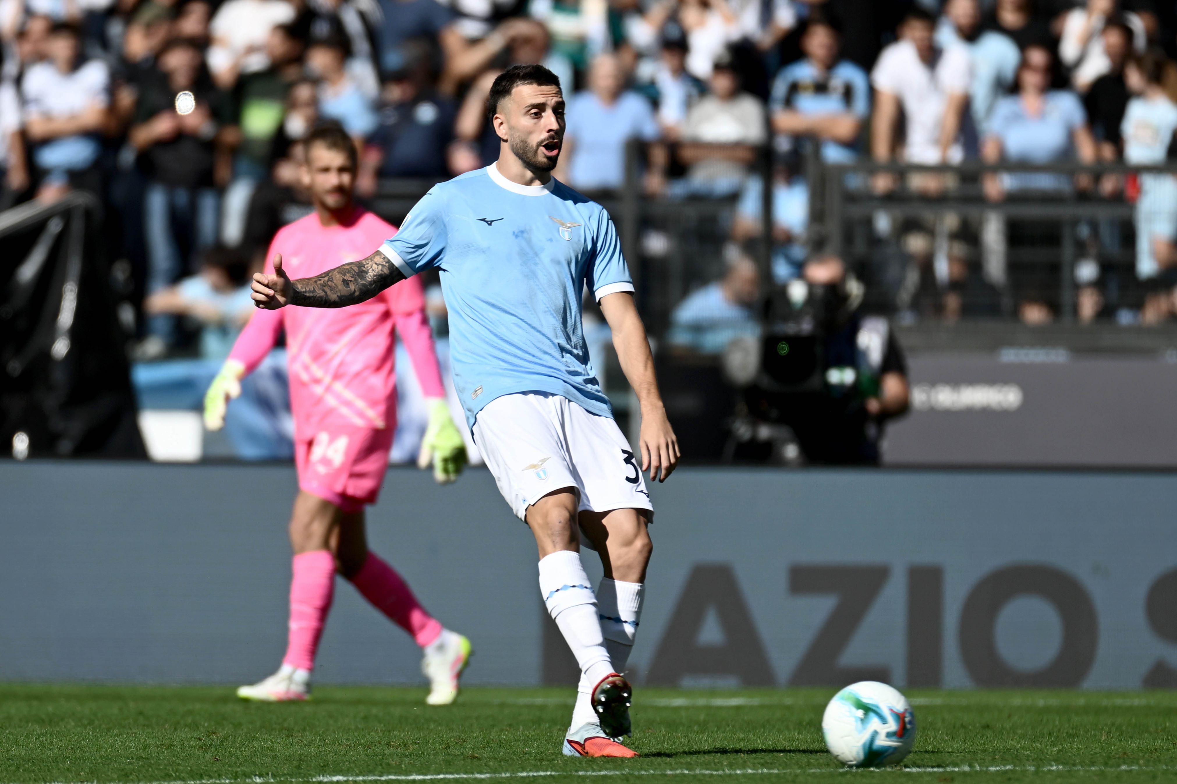 Mario Gila in action for Lazio.