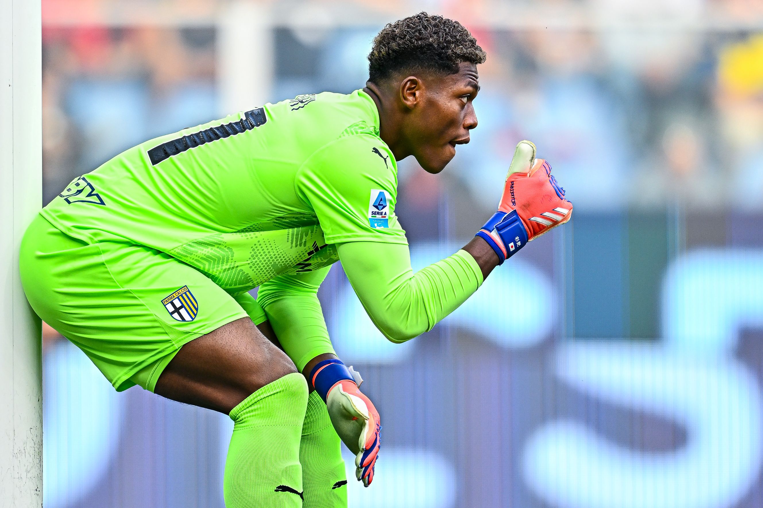 Zion Suzuki in action for Parma.
