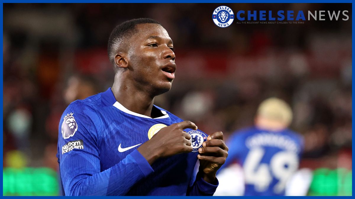 Moises Caicedo kisses the Chelsea badge.