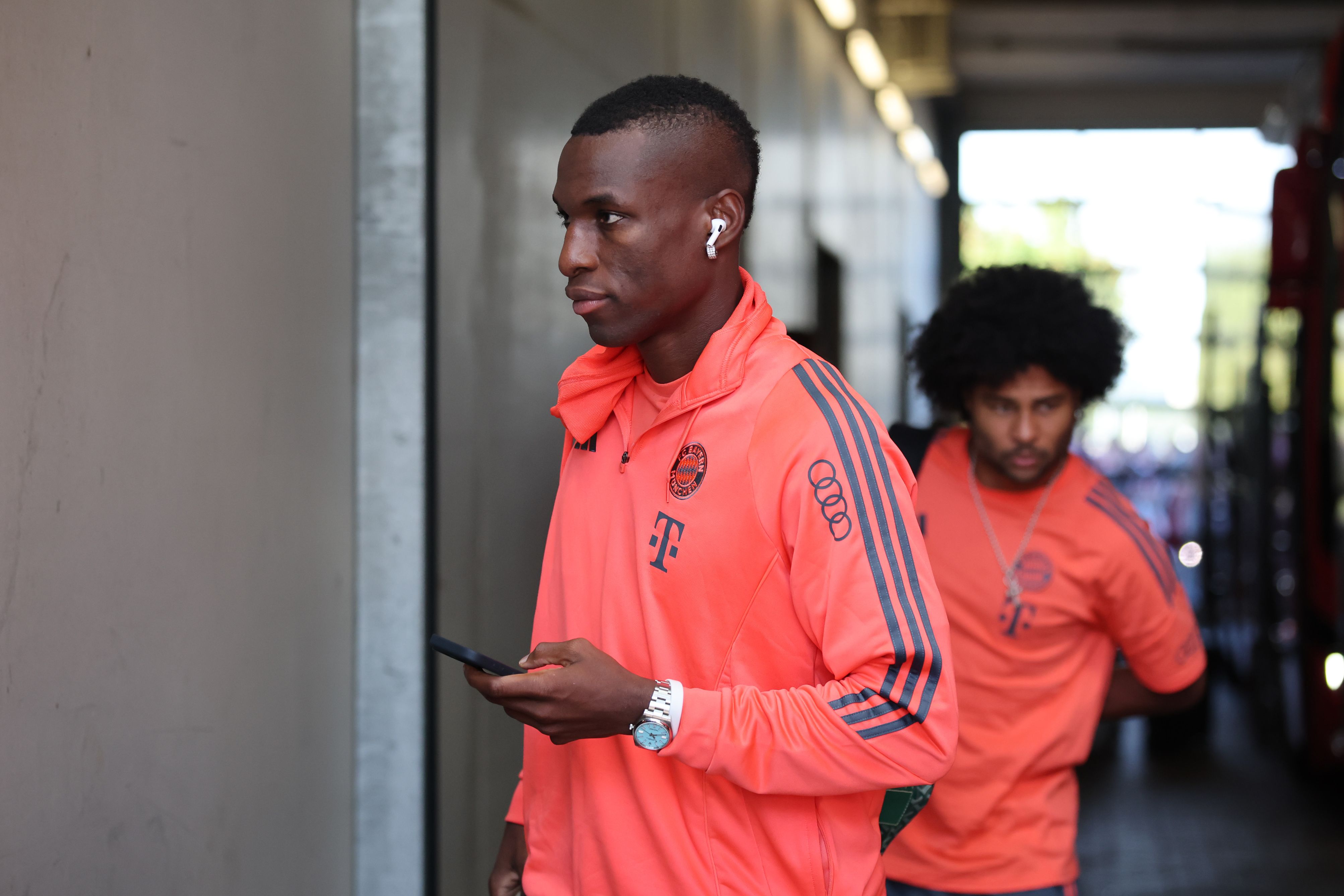 Nicolas Jackson arrives for Bayern Munich match.