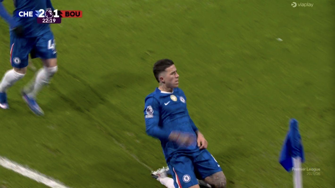 Enzo Fernandez knee slides after putting Chelsea ahead.