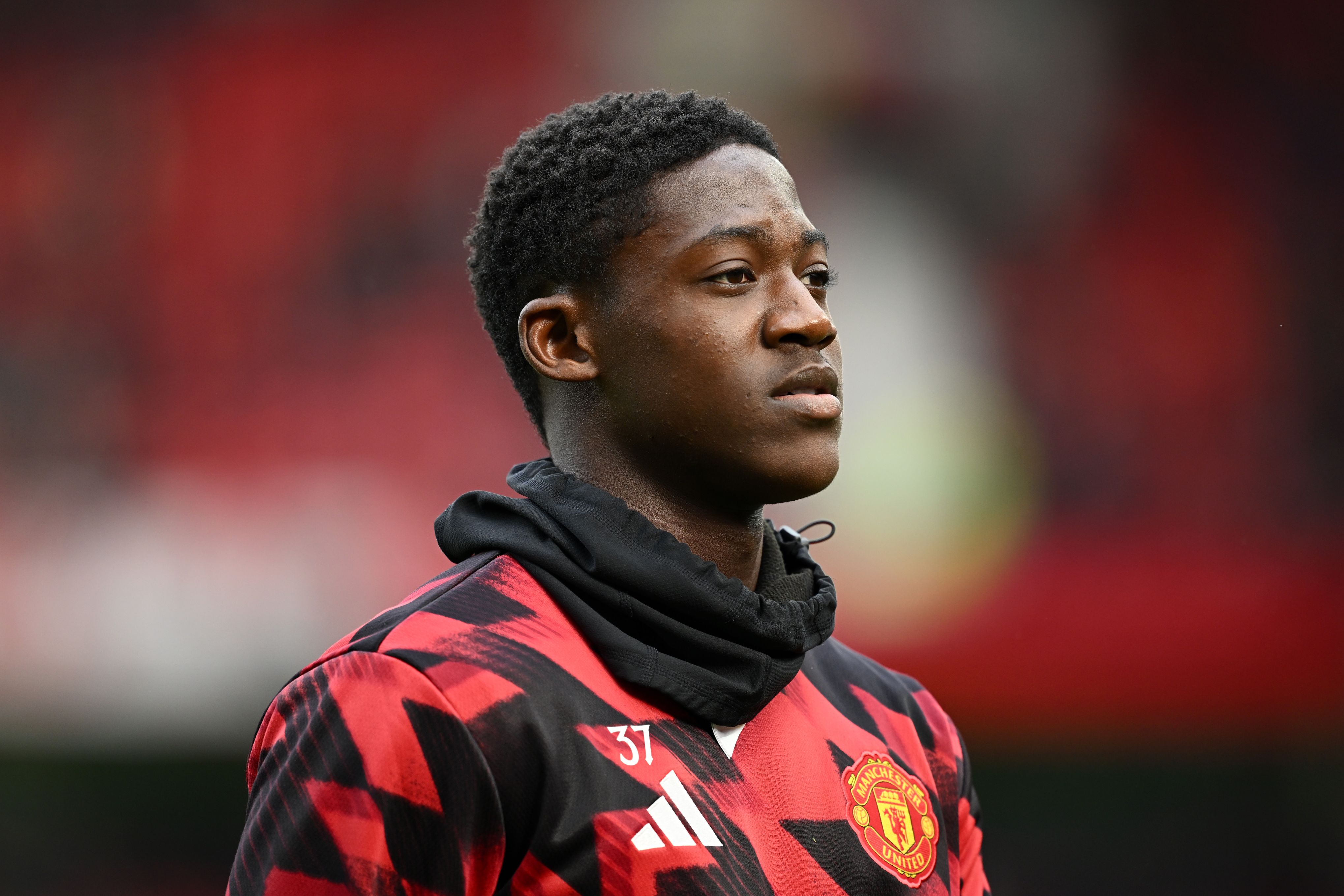 Kobbie Mainoo warms up for Manchester United.