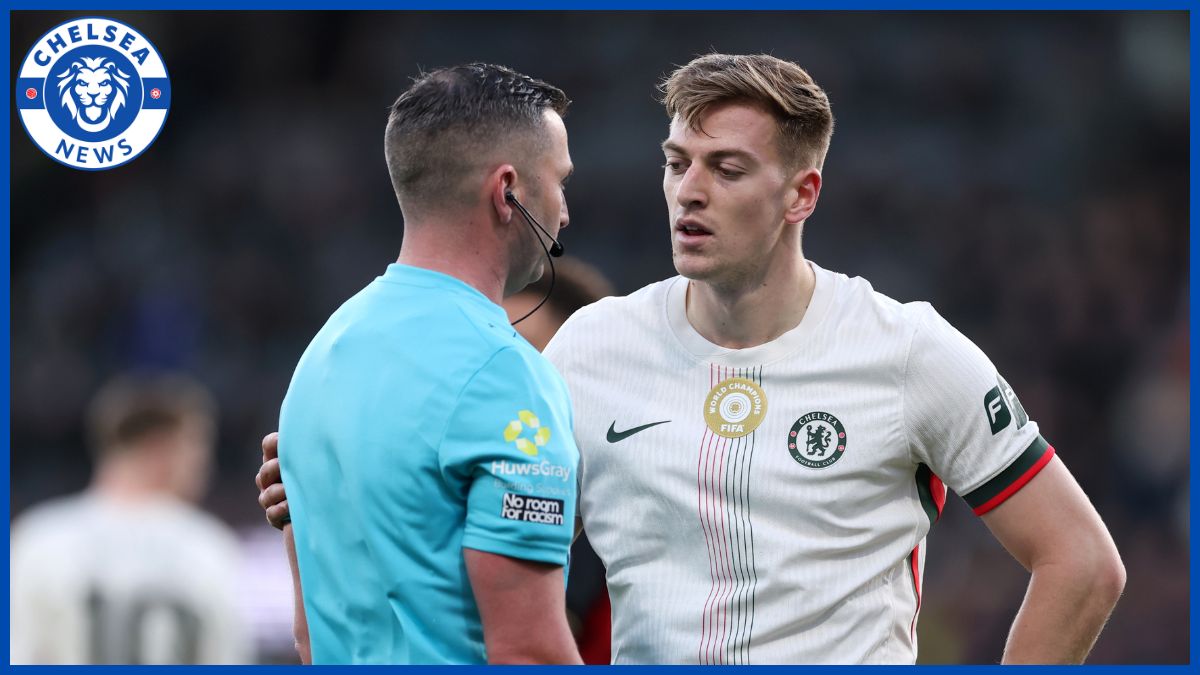 Liam Delap argues with the ref.