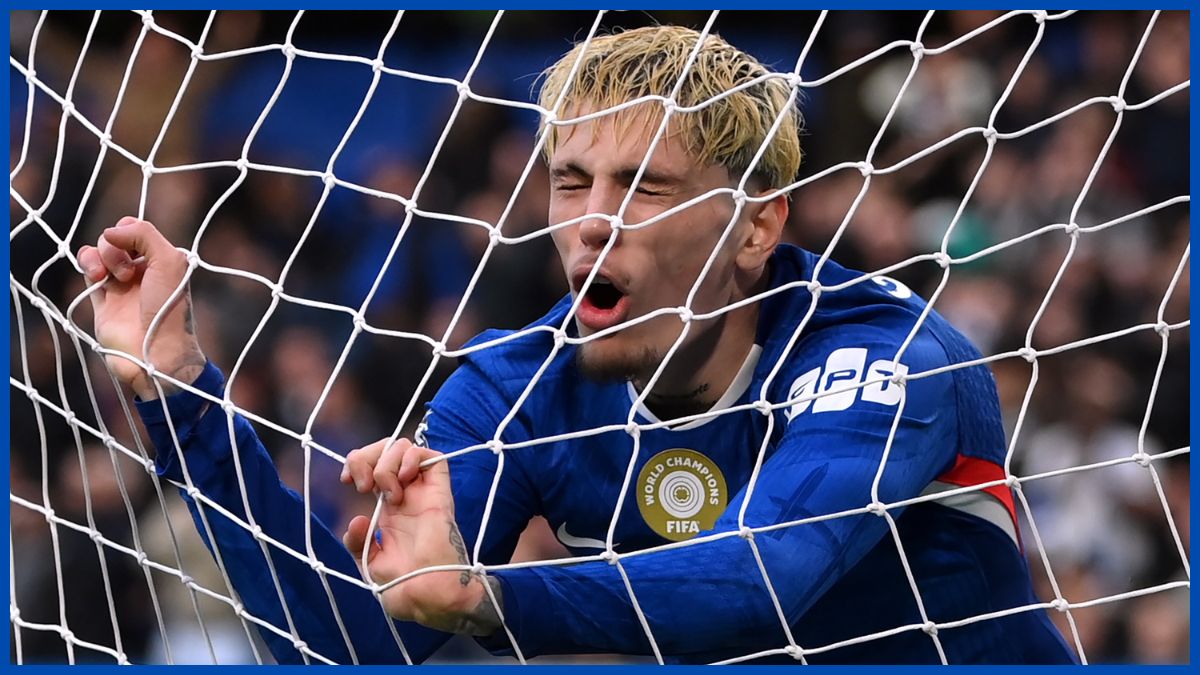 Alejandro Garnacho frustrated.