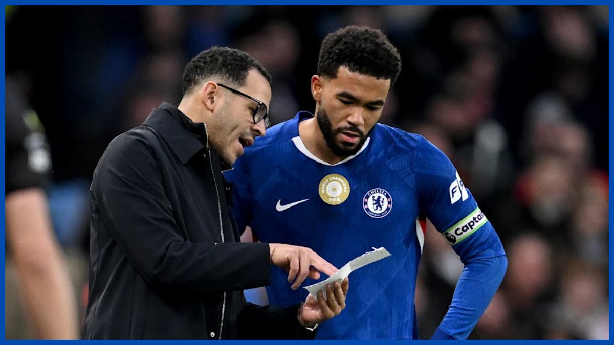 Liam Rosenior reads Reece James a note.