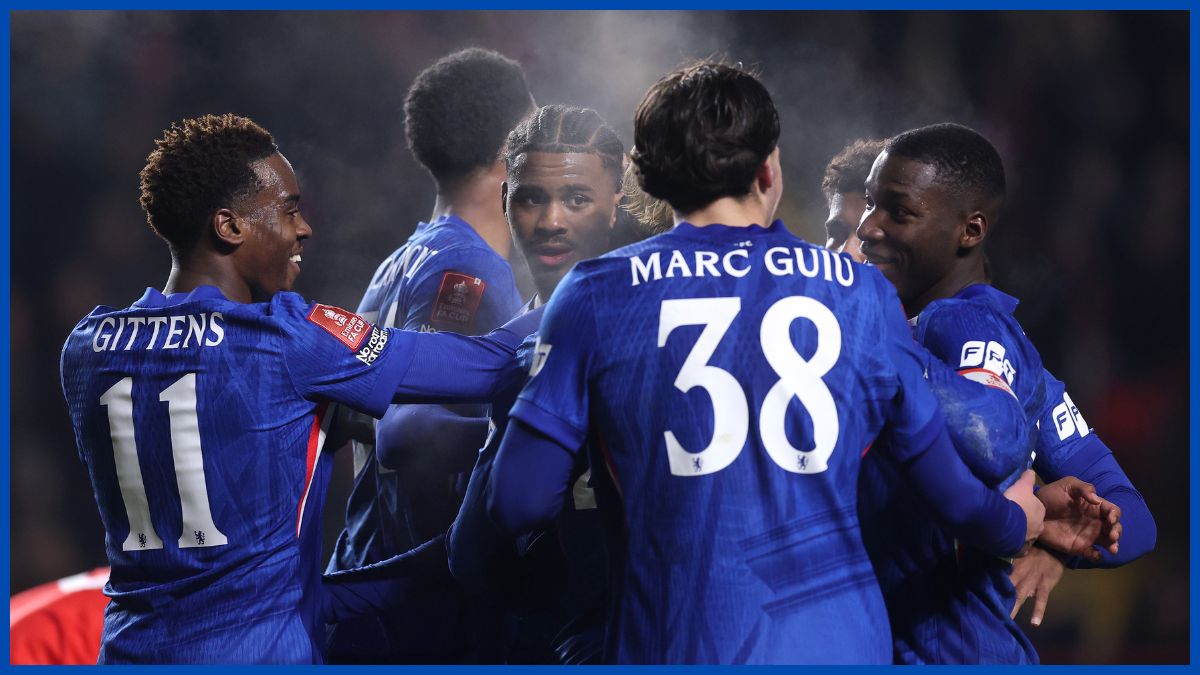 A generic group of Chelsea player celebrate.