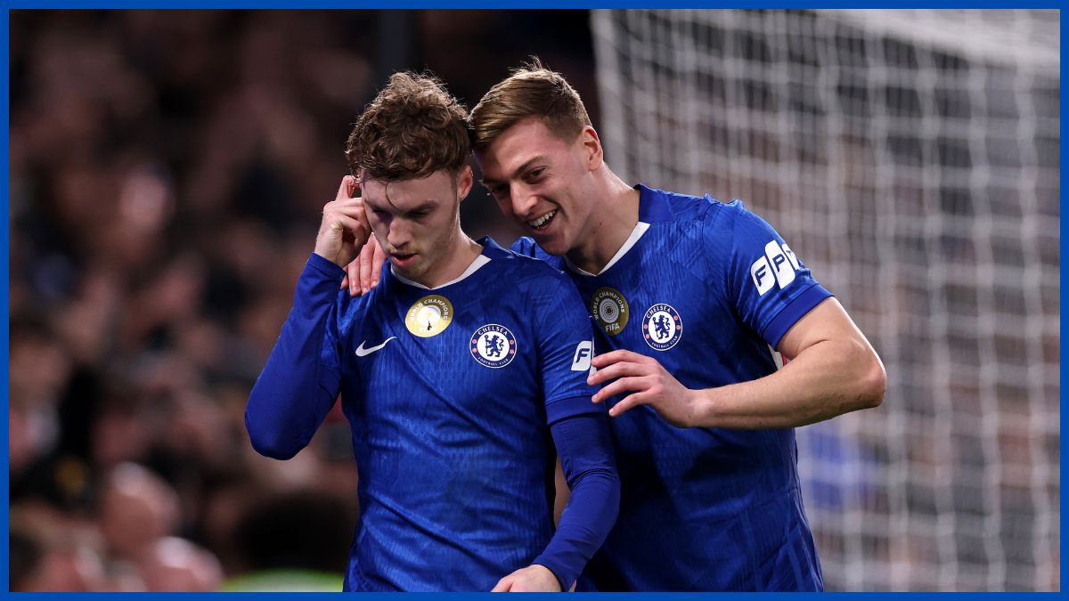 Cole Palmer and Liam Delap celebrate the attacker's penalty.