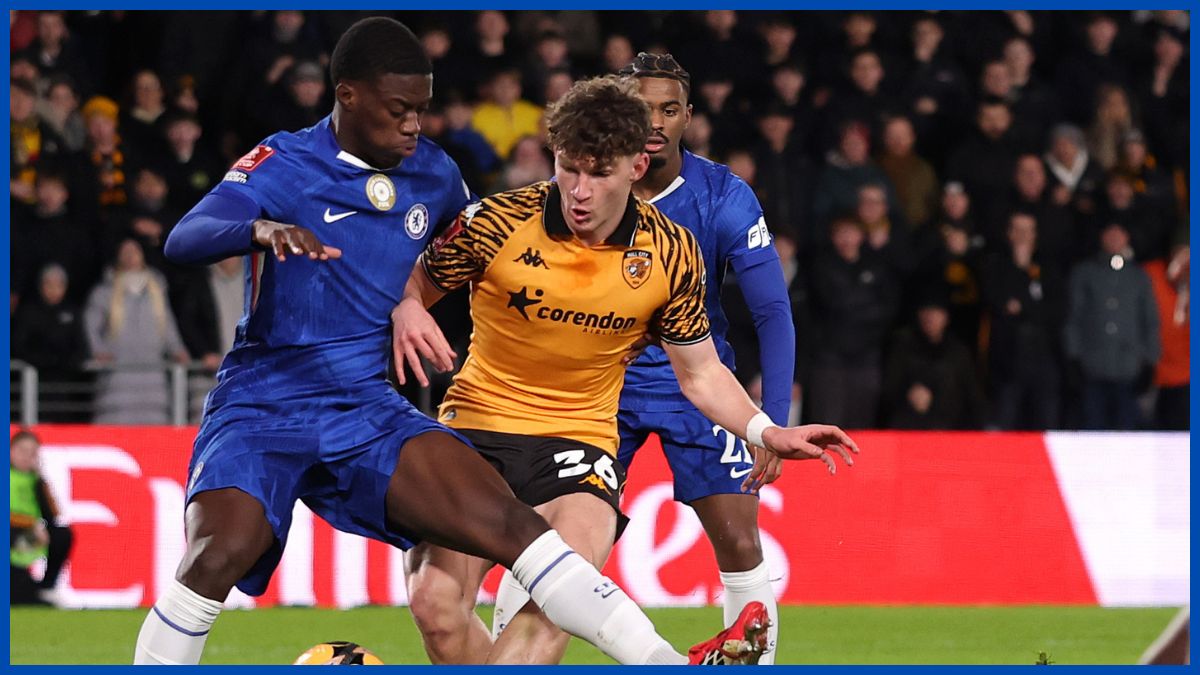 Mamadou Sarr defends against Hull.