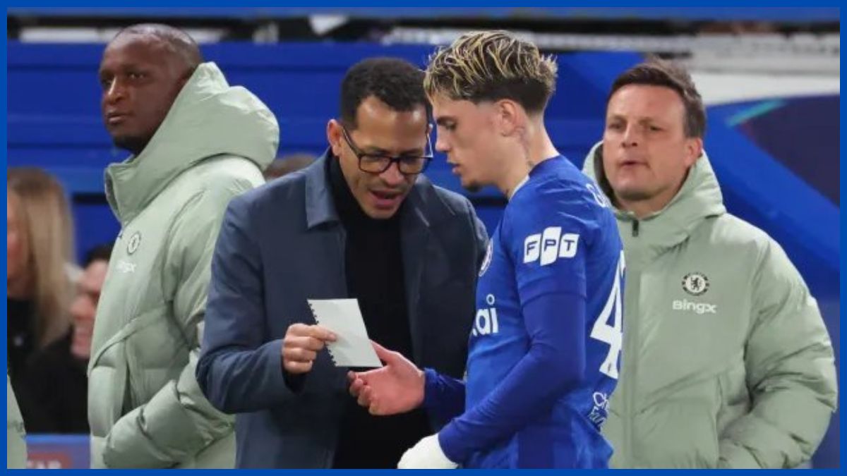 Liam Rosenior gives Alejandro Garnacho a note against PSG.