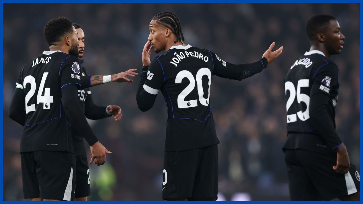 Chelsea players discuss in a generic group with Joao Pedro.