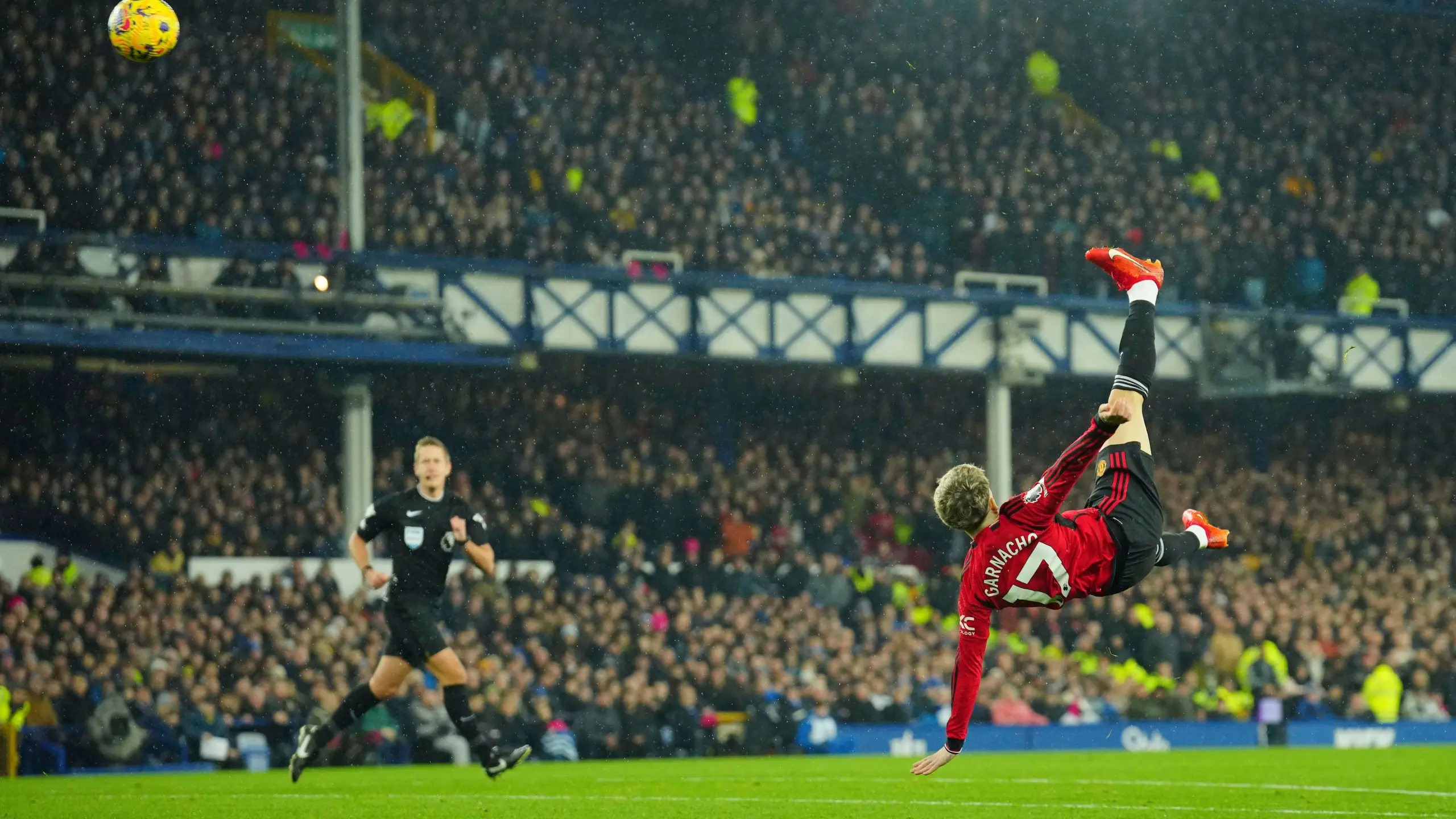 Alejandro Garnacho performs an acrobatic kick during a match at Everton.