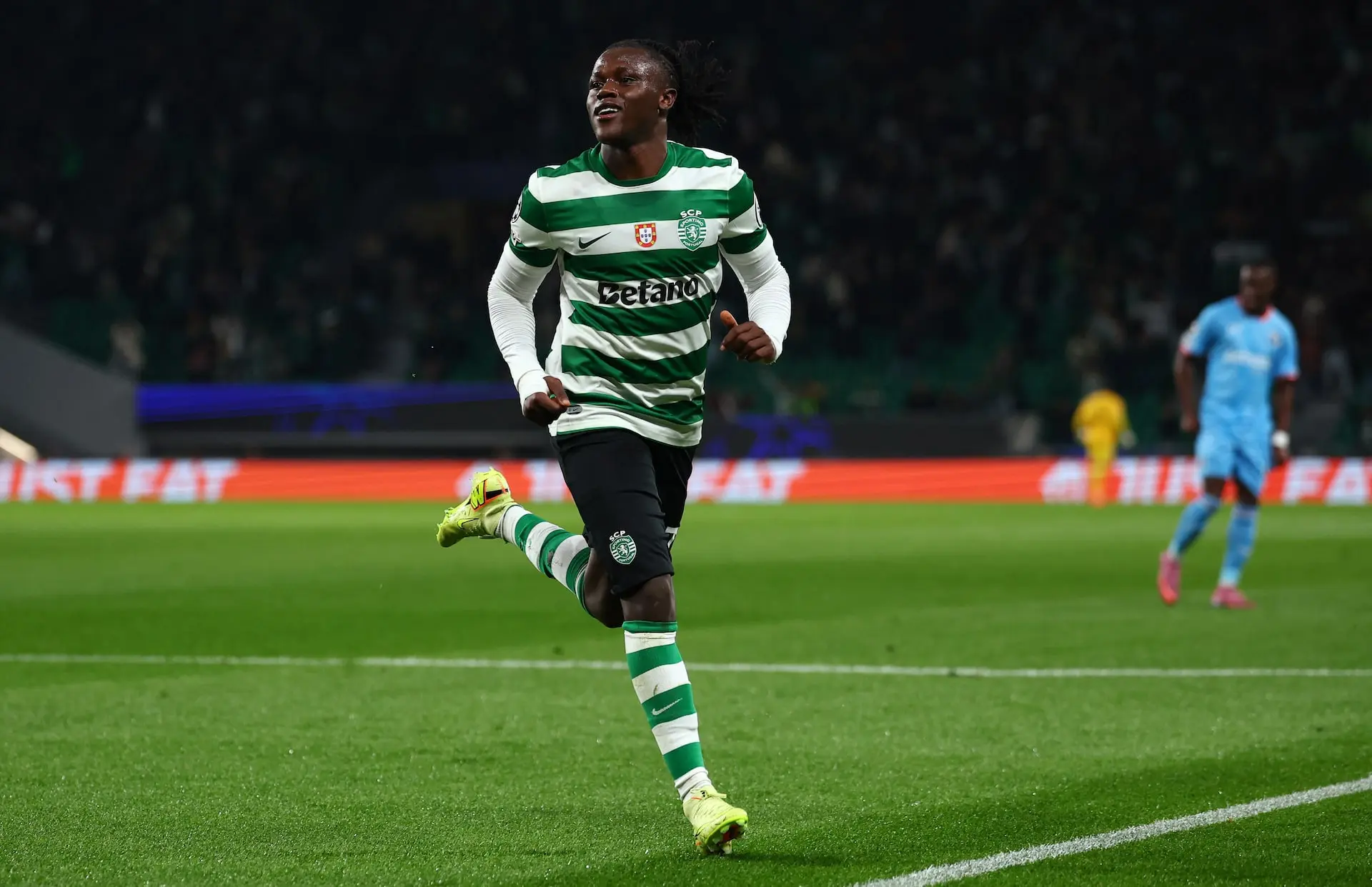 Geovany Quenda celebrating a goal for Sporting CP in a match.