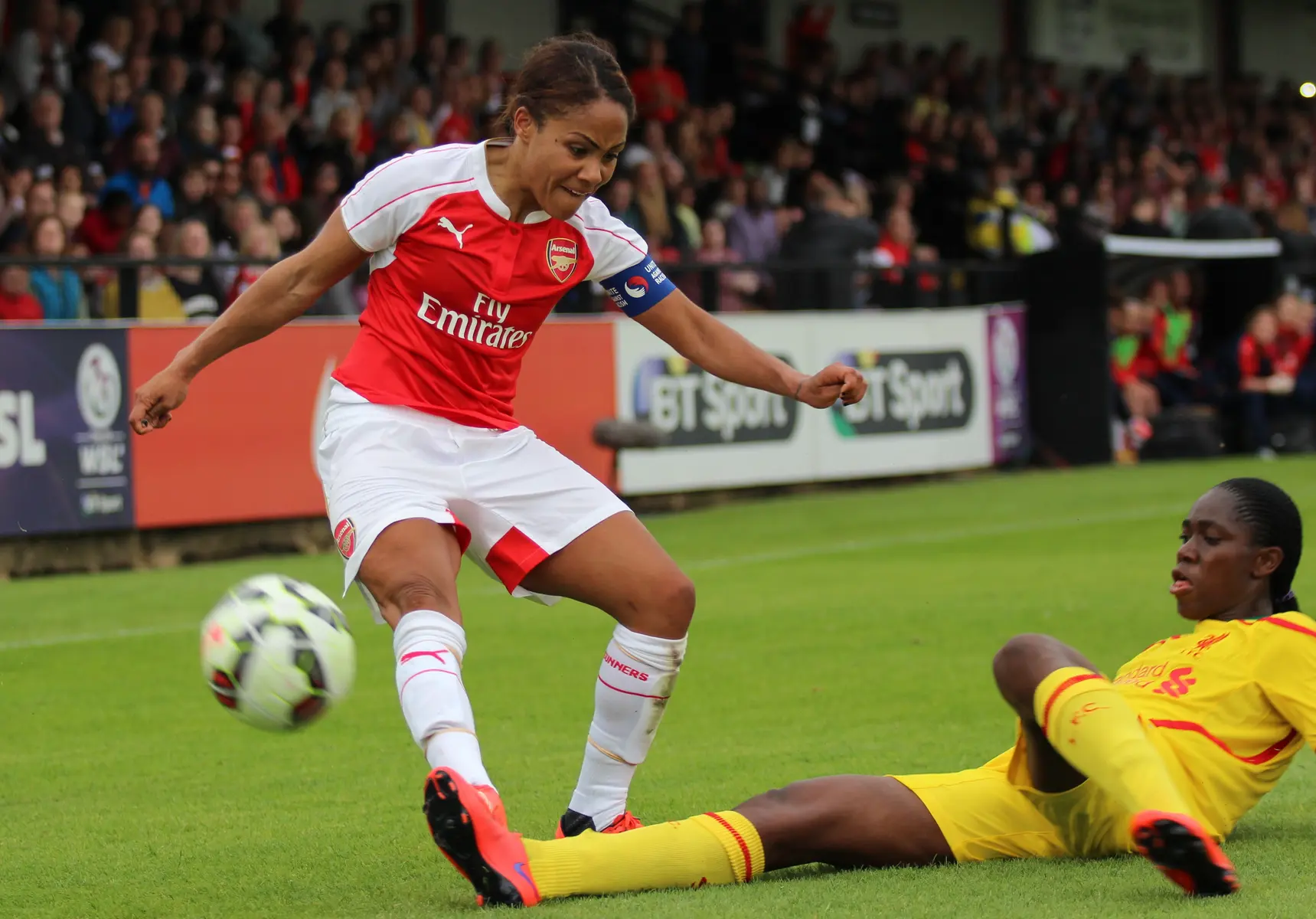 Alex Scott in an Arsenal jersey playing a match against Liverpool.