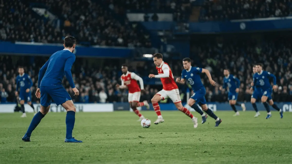 Chelsea defenders lose their shape during a tense second-half football transition